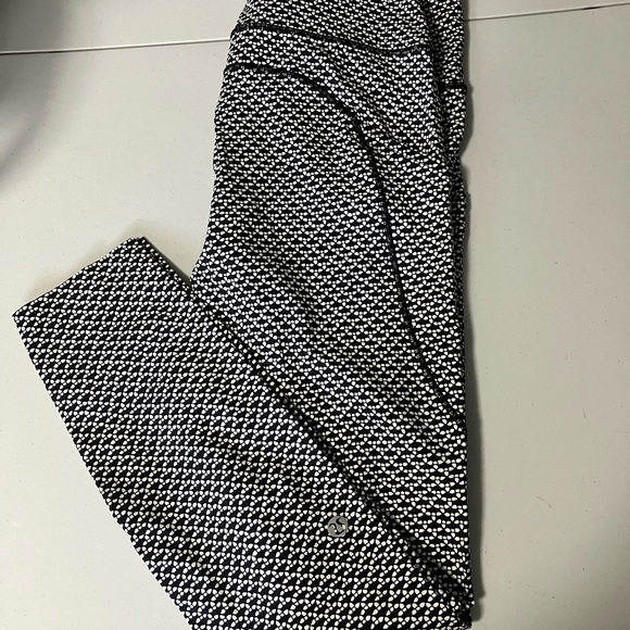 Lot of Lululemon sizes 4-8 - Picture 8 of 8